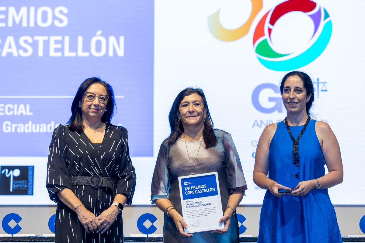 GraduatSocialcs's tweet photo. 📢 Recibimos con enorme satisfacción el reconocimiento de #CopeCastellón por nuestra trayectoria profesional. Un premio a quienes han formado parte del Colegio durante estos 50 años.

Rebeca Gordon y Amparo Máñez recogieron ayer este galardón.

👏 @copecastellon  y @RaulPuchol https://t.co/dJNnlI7m4B