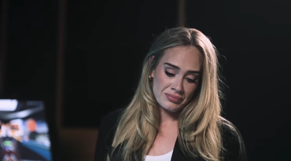 rosesforwIne's tweet photo. Why is Adele randomly back? 😭 https://t.co/Mdsx3lScnY