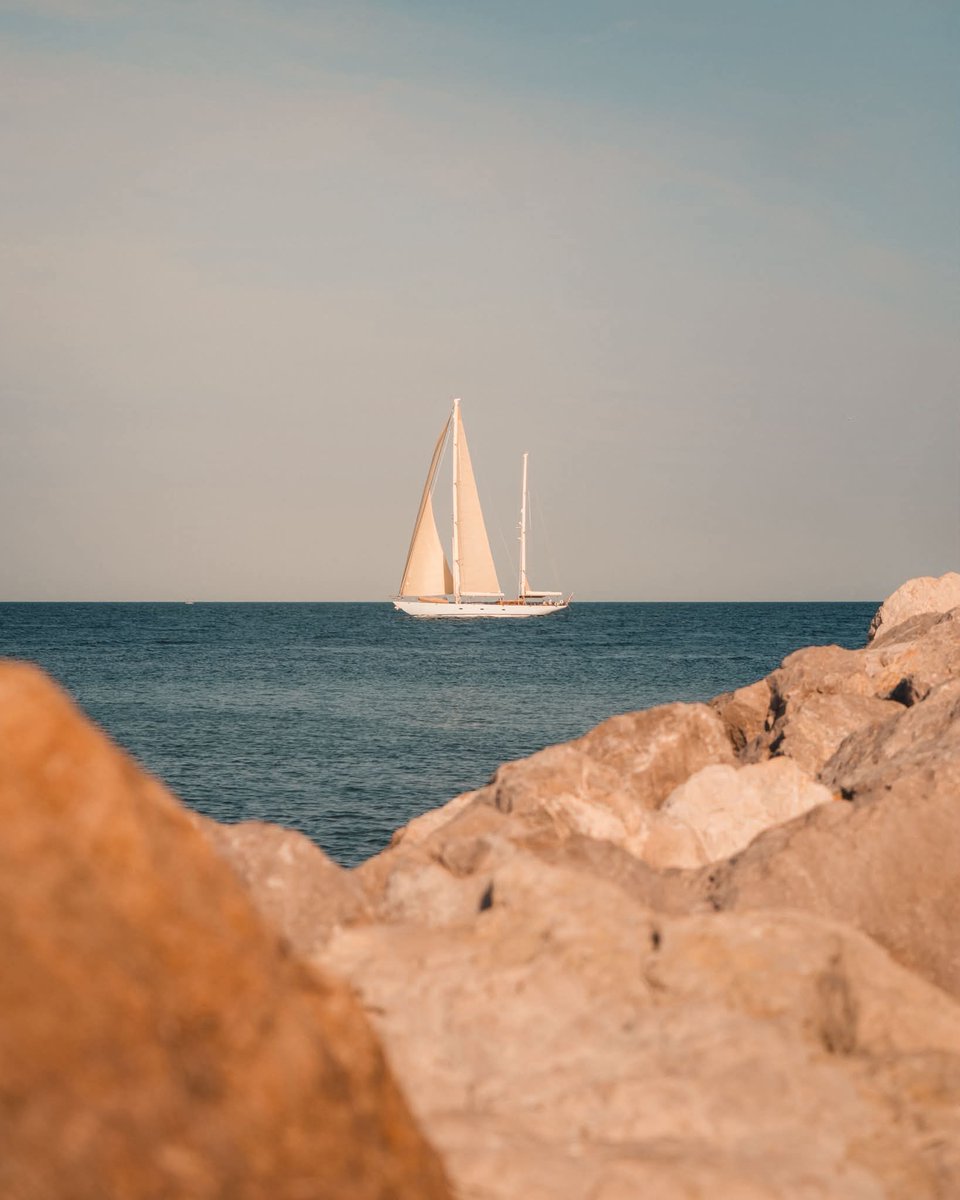 Tahseen10577313's tweet photo. Horizon ~ Friday 
#Friday #summer #boat #sea https://t.co/1IKmc6epCJ