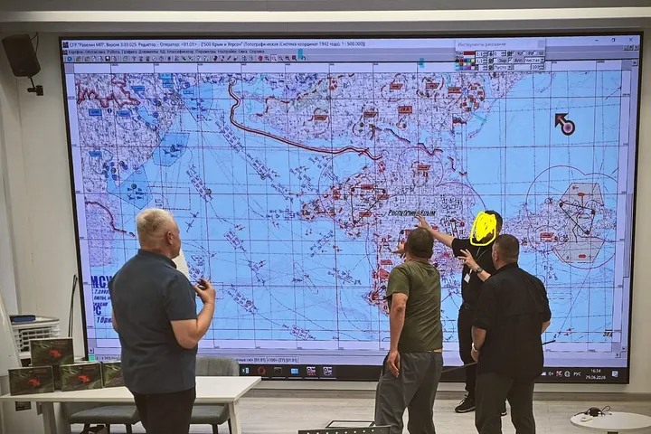 francescoproia's tweet photo. I vertici militari russi iniziano a temere per un'invasione della Crimea.
(E fanno bene).
Un'immagine trapelata mostra strateghi militari russi impegnati nella simulazione dell'invasione della Crimea.

Come al solito dimostrano di essere "on task", utilizzando una mappa topografica del 1942...

Sipario.