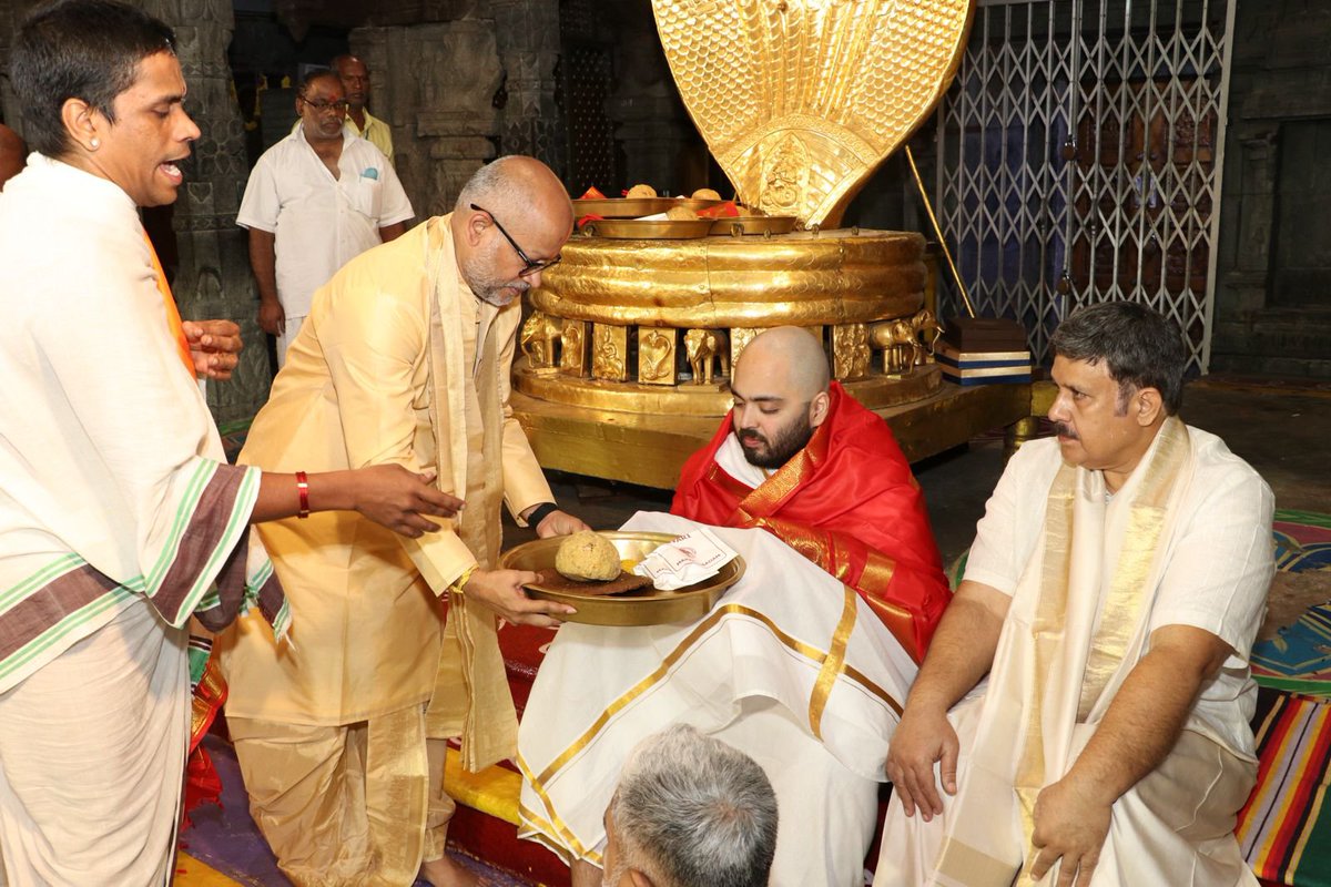IMWeirdman_N's tweet photo. Anant Ambani marked his visit to Tirumala Sri Venkateswara Swami Temple with the sacred ritual of hair offering. #AnantAmbani https://t.co/wVdTW4fuCv