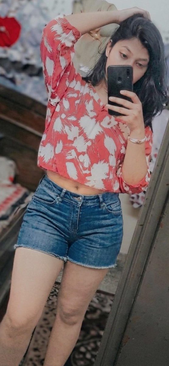 Shivanisoni04's tweet photo. I'm 19 yr old and single too. and you👀 https://t.co/ZBjlfSGhhC