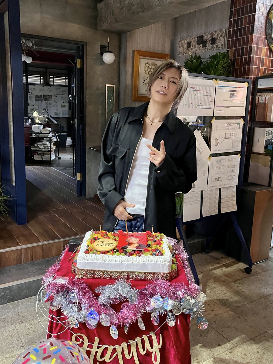 blacktrick_fuji's tweet photo. |◤𝐇𝐀𝐏𝐏𝐘 𝐁𝐈𝐑𝐓𝐇𝐃𝐀𝐘◢| 

本日7月4日は
#GACKT さんのお誕生日です🎂
おめでとうございます！

先日現場でお誕生日をお祝いしました🎈
後ほど動画も公開しますのでお楽しみに！

『#ブラックトリック 〜裁きを操る弁護人〜』
𝟕/𝟐𝟎(月・祝)よる𝟗時 海の日 𝐒𝐓𝐀𝐑𝐓

🔗TVerお気に入り登録もお忘れなく！
https://t.co/KR2wbRlOaZ