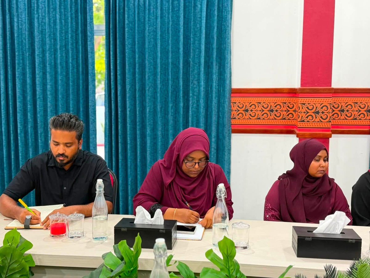 MoDLCH's tweet photo. ވަޒީރު ހީނާ ވަލީދު ހއ އުތީމު ކައުންސިލާ ބައްދަކުރެއްވުން. މި ބައްދަލުވުމުގައި މައިގަނޑުގޮތެއްގައި މަޝްވަރާކުރެއްވީ ކުރިއަށް އޮތް ގައުމީ ދުވަހުގެ ތައްޔާރީތަކާ ގުޅޭ ގޮތުން. 

#ގައުމީދުވަސް2026

ފޮޓޯ: އުތީމު ކައުންސިލް https://t.co/SXhk5xwGQd