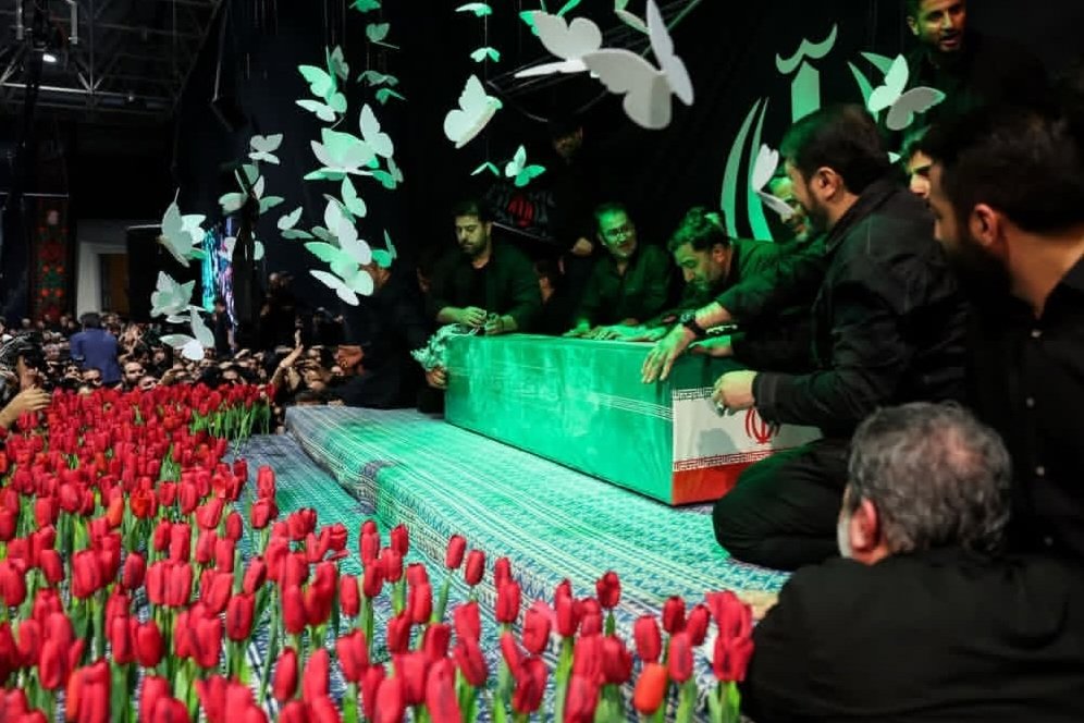 MahDokh315's tweet photo. حالا بعد از رفتن آقا قشنگ میتونم این جمله رو درک کنم
مدت زیادی است غمگینم،و دیگر هیچ چیز غمگینی،مرا غمگین نخواهد کرد :)))💔

#آقای_شهید_ایران
#باید_برخاست https://t.co/0lzatRR7VW