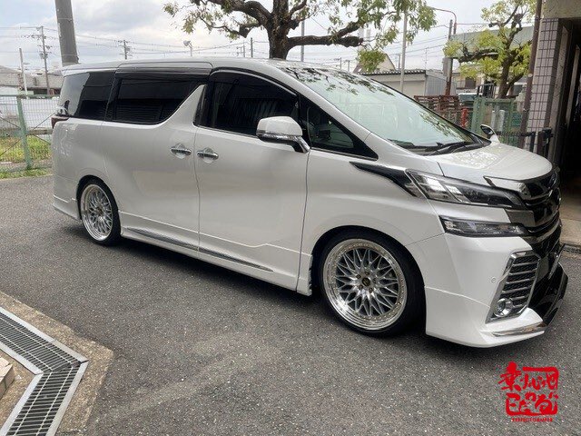 styling_axis's tweet photo. 大阪府のお客様から感想を頂きました。
 
車種：ヴェルファイア
排気量：2500
駆動方式：2WD
ホイール：21インチ
車高：出荷状態からフロント15ミリダウン　リア20ミリダウン
減衰力ダイヤル：出荷状態のまま
交換前のサスペンション：純正
 
感想：純正からの交換ですが、純正よりも乗り心地が良くなりました。
硬くもなく突き上げ感もありせん。
フワフワもしないのでかなり乗りやすくなりました。
【純正以上の乗り心地】の謳い文句は伊達じゃない！
ちなみに同乗者の家族には車高調を変えた事はバレていません。
それほど純正に近い乗り心地（それ以上の乗り心地）なんだと思います。
ローダウンもしたい！乗り心地も良くしたい！と思うユーザーには完璧な商品だと思います。
まさにパーフェクト！
 
この度はレビュー投稿いただきありがとうございます😊
 
#アルファード
#ヴェルファイア
#パーフェクトダンパー
#純正を超える乗り心地
#家族思いの乗り心地