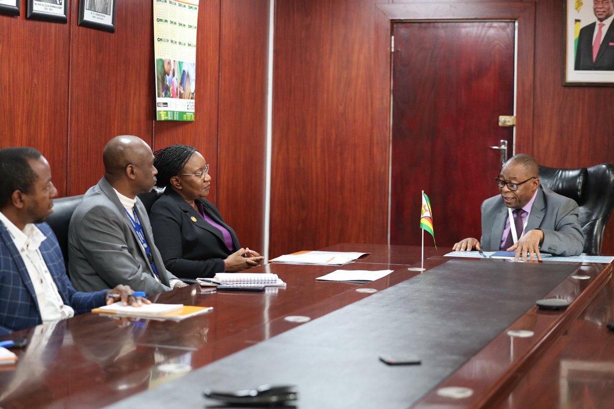 UNFPA_Zimbabwe's tweet photo. Strengthening partnerships for better health outcomes. 🤝🇿🇼

@UNFPA_ESARO Regional Director @LZigomo today met the Minister of  @MoHCCZim Dr. D. Mombeshora to reaffirm our commitment to women, adolescents, and youth in Zimbabwe.

Our joint focus: 🔹 Accelerating SRHR progress 🔹 Ending preventable maternal deaths 🔹 Preventing adolescent pregnancies & child marriage 🔹 Expanding quality HIV & health services

Together, we are building a healthier, more equitable future where no one is left behind. 

#Partnerships #SRHR #MaternalHealth #HealthForAll #Zimbabwe