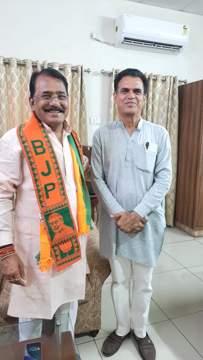 m_dadheech's tweet photo. 📍 सर्किट हाउस, जोधपुर

जोधपुर प्रवास के दौरान सर्किट हाउस पहुंचने पर जिला अध्यक्ष श्री त्रिभुवन सिंह भाटी जी, पार्टी पदाधिकारियों, कार्यकर्ताओं एवं शुभचिंतकों द्वारा किए गए आत्मीय स्वागत, अभिनंदन एवं सम्मान से अभिभूत हूँ।

 आप सभी के आत्मीय स्वागत, सम्मान एवं स्नेह के लिए हृदय से आभार एवं धन्यवाद।

@BJP4Rajasthan @ajaeybjp @BhajanlalBjp @madanrrathore