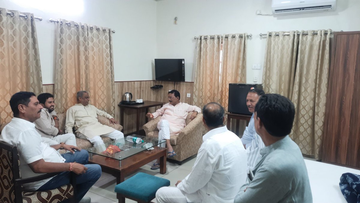 m_dadheech's tweet photo. 📍 सर्किट हाउस, जोधपुर

जोधपुर प्रवास के दौरान सर्किट हाउस पहुंचने पर जिला अध्यक्ष श्री त्रिभुवन सिंह भाटी जी, पार्टी पदाधिकारियों, कार्यकर्ताओं एवं शुभचिंतकों द्वारा किए गए आत्मीय स्वागत, अभिनंदन एवं सम्मान से अभिभूत हूँ।

 आप सभी के आत्मीय स्वागत, सम्मान एवं स्नेह के लिए हृदय से आभार एवं धन्यवाद।

@BJP4Rajasthan @ajaeybjp @BhajanlalBjp @madanrrathore