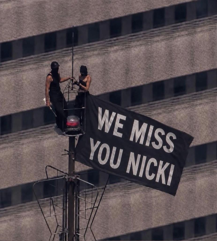 lithosman25's tweet photo. Wow , didn’t know the people who climbed the Empire State Building had great .
#NickiMinaj 
#GagCity https://t.co/yAxS8nP7DZ