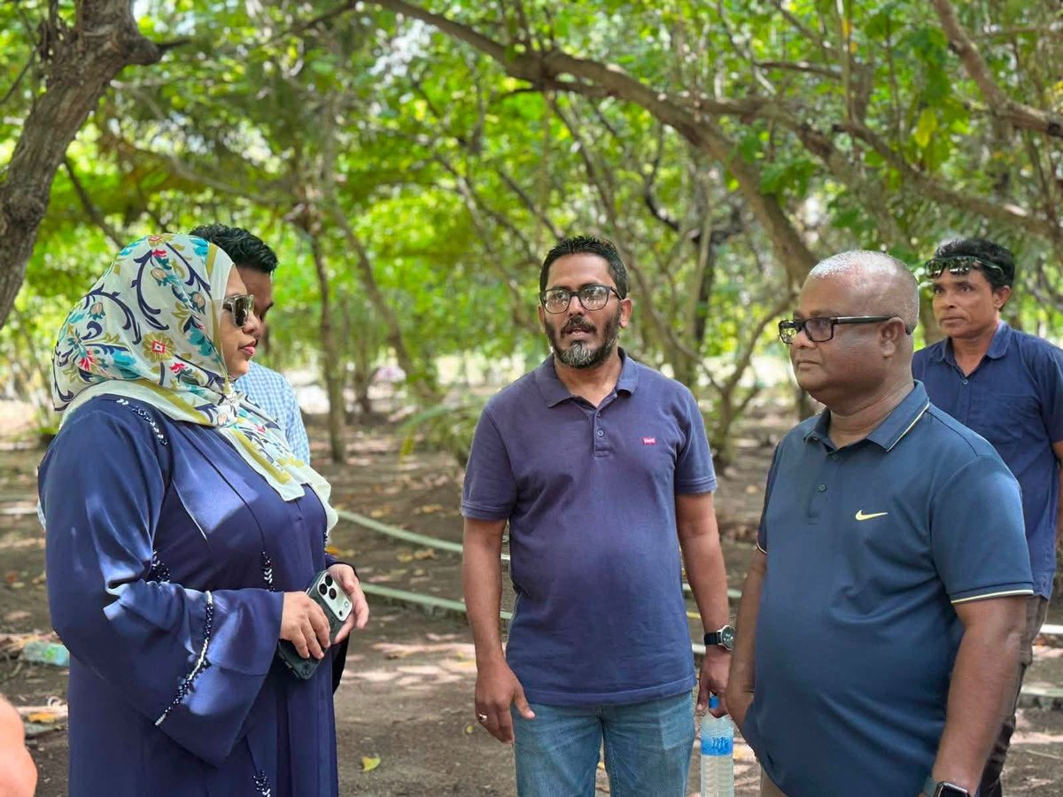 MoDLCH's tweet photo. ހއ އުތީމުގައި ހުރި އާސާރީ ތަންތަނަށާއި އެރަށުގައި ކުރިއަށްދާ ވުޒާރާގެ ޚާއްސަ ޕްރޮޖްކްޓް ސައިޓްތަކަށް ވަޒީރު ހީނާ މިއަދު ވަޑައިގެން އެތަންތަނުގެ ޙާލަތާއި މަސައްކަތްތައް ކުރިއަށްދާ ގޮތް ބައްލަވައިލެއްވުން. މީގެ ތެރޭގައި ރައީސް ޑރ މުޙައްމަދު މުޢިއްޒުގެ ވަޢުދުފުޅާ އެއްގޮތަށް އެރަށުގައި ކުރިއަށްދާ ޣާޒީ ބަންޑާރައިންގެ އަސަރުތައް ހިމާޔަތްކުރުމުގެ ޤައުމީ މަޝްރޫޢުގެ މަސައްކަތްތައް ހިމެނޭ. ސަރުކާރުގެ އަމާޒަކީ މި މަޝްރޫއުގެ ބައެއް، އަންނަ އޯގަސްޓް މަހުގެ 14 ވަނަ ދުވަހު ފާހަގަކުރާ ގައުމީ ދުވަހަށް ނިންމުން. 

#ގައުމީދުވަސް2026

ފޮޓޯ: އުތީމު ކައުންސިލް