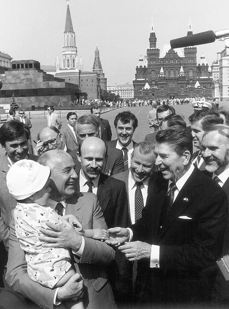 eastblocvisuals's tweet photo. U.S. President Ronald Reagan and Soviet Leader Mikhail Gorbachev interacting with a child during their tour of Moscow's Red Square, 1988. https://t.co/3YcuJqJ0Fh