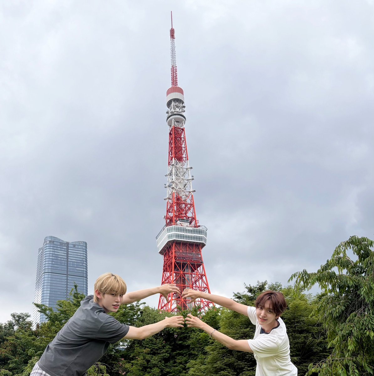 Kickflip_Intl's tweet photo. 💌 [260703 FANS Membership] #DONGHYEON 1/2

Tokyo Tower 💙

 — 🍯

#KickFlip #킥플립 #キックフリップ 
@kickflip_jype https://t.co/Qvlx0009QQ
