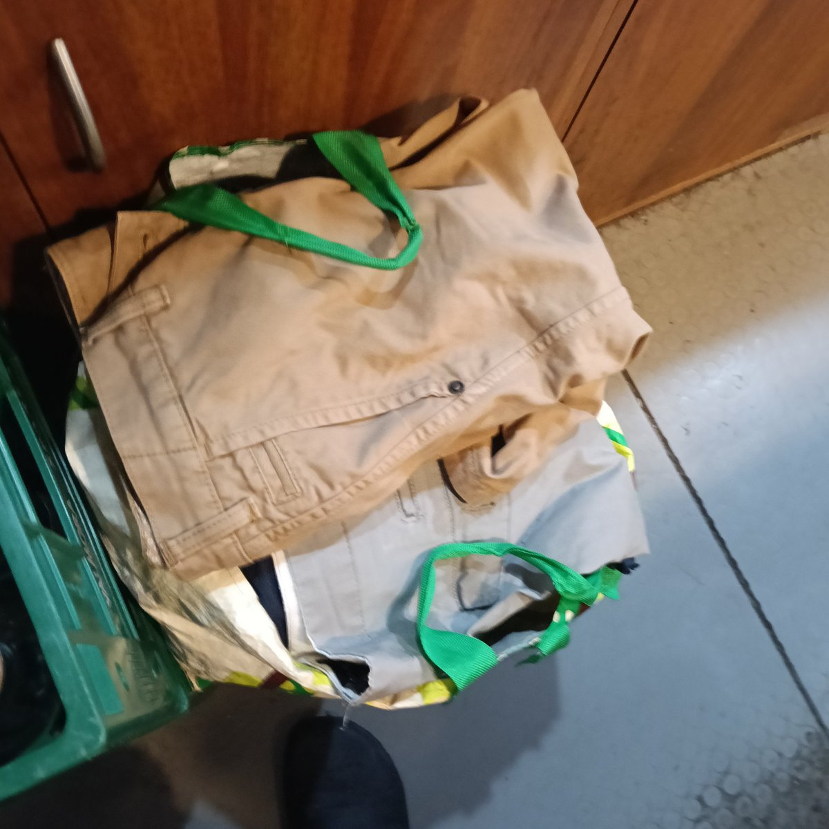 Uther_Pendrqgon's tweet photo. *La beneficenza si fa in silenzio", probabilmente per non urtare la sensibilità di chi non la fa!
L'avessi fatto in silenzio e senza chiedere aiuto, non ne avessi parlato qui, sui giornali e per strada ad oggi non avremmo potuto raccogliere e distribuire:

- 3.800 dosi di shampoo/sapone/bagnoschiuma 
- 100 kg di indumenti (prevalentemente nuovi mai utilizzati)
- 4.500 pasti offerti/distribuiti
- 7.000 bottigliette di acqua 
- 4.500 set di posate, bicchieri e tovaglioli 
- una casa in affitto 
- due proposte di lavoro
- un supporto Legale
- un supporto psicologico 
- a breve un supporto medico

Grazie a Tutti

Per chi chiedeva una rendicontazione.