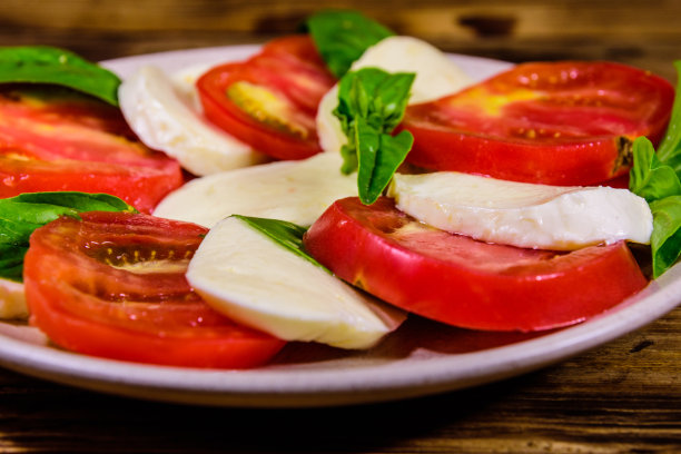 Daryll15224424's tweet photo. Weekend meal prep haul: Fresh cherry tomatoes, basil leaves, and mozzarella balls for the perfect caprese salad ， https://t.co/QC05HtIfDl