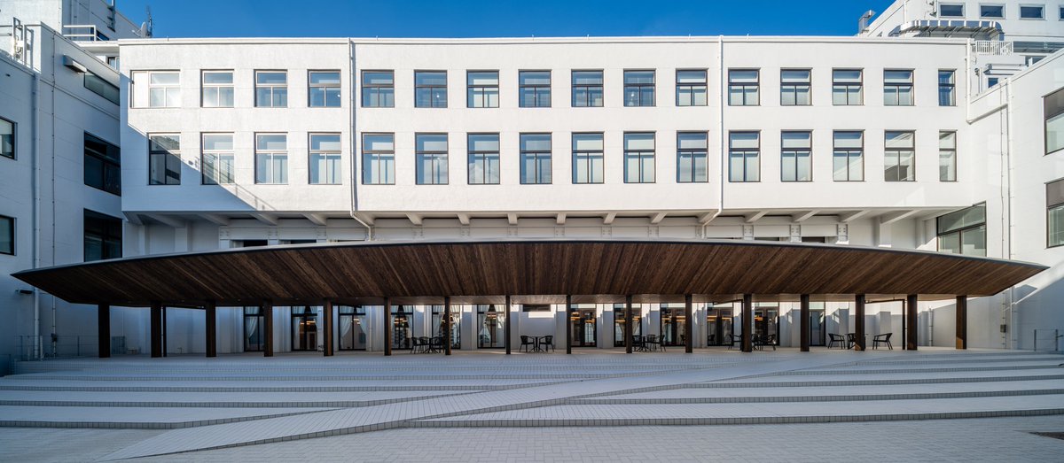 TKArchitect's tweet photo. 日常を止めずに、建物を再生する。

トプコン本社2号館は、改修期間中も生産活動を継続しながら工事が進められました。
築90年の建築を使い続けること。働く人々の日常を止めないこと。そして次の時代に向けて性能を更新すること。
既存建築を活かす選択は、単に建物を残すことではありません。 https://t.co/vzIlZuHpvy