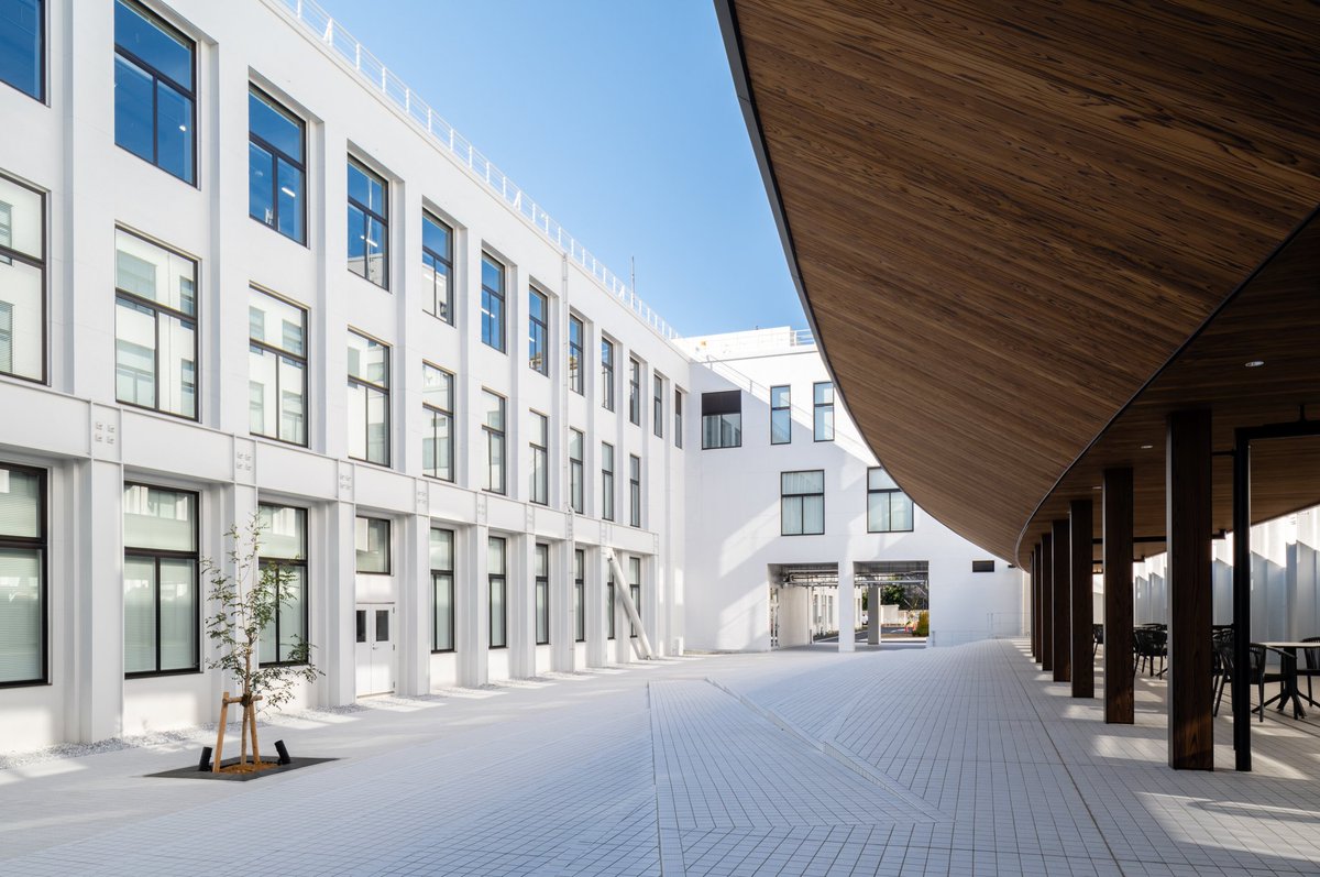 TKArchitect's tweet photo. 日常を止めずに、建物を再生する。

トプコン本社2号館は、改修期間中も生産活動を継続しながら工事が進められました。
築90年の建築を使い続けること。働く人々の日常を止めないこと。そして次の時代に向けて性能を更新すること。
既存建築を活かす選択は、単に建物を残すことではありません。 https://t.co/vzIlZuHpvy
