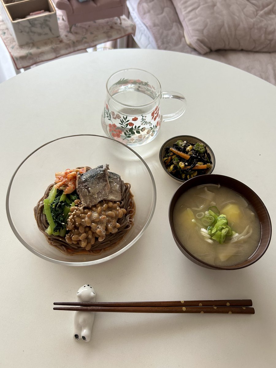 4molsen's tweet photo. ひとり暮らし大学生の今日の自炊

🔖◝✩ 鶏キムチ丼
　　　サバ缶と納豆の旨辛そば

 #おうちごはん 
 #自炊記録 https://t.co/kuofOTEE4c
