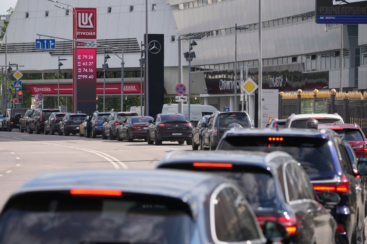 francescoproia's tweet photo. In Russia la crisi della benzina inizia a diventare sistemica e il governo, come al solito, sta facendo la cosa sbagliata.

Le zone più colpite dalla carenza di benzina sono chiaramente quelle più povere, le "periferie dell'impero", ma il Cremlino sta dirottando il poco carburante che gira, tutto nella zona di Mosca e San Pietroburgo.

Questo però non farà che aggravare la situazione, le zone più povere sono anche quelle da cui provengono cibo, materie prime e petrolio. Questo potrebbe (in realtà già sta accadendo) innescare un effetto domino anche sul cibo e beni di prima necessità, che quando arriverà a Mosca e San Pietroburgo diventerà devastante, perché a quel punto non mancherà solo la benzina, ma tutti i beni di prima necessità.

Pensate che sia una fantasia?
Vi sbagliate, i produttori di latte e cereali stanno già mettendo in guardia il Cremlino: senza benzina niente raccolti.
Ma queste lettere ufficiali al momento vengono beatamente ignorate dal Cremlino.
La coperta però inizia ad essere troppo corta, e quando oltre alla benzina mancheranno i beni di prima necessità, a quel punto la gente sarà chiamata a dover fare una scelta...