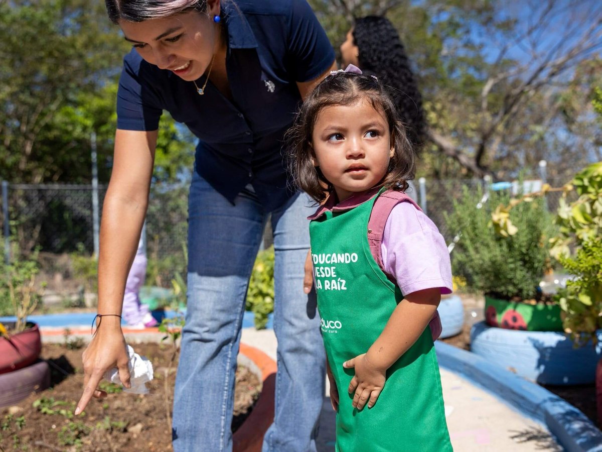 GPforEducation's tweet photo. What if learning started with – fun?!

In El Salvador, sensory gardens implemented by @Educo_ONG in partnership with Instituto Crecer Juntos help children develop motor skills, vocabulary and confidence.

#FundEducation #MultiplyPossibility https://t.co/u6K6otvYl3
