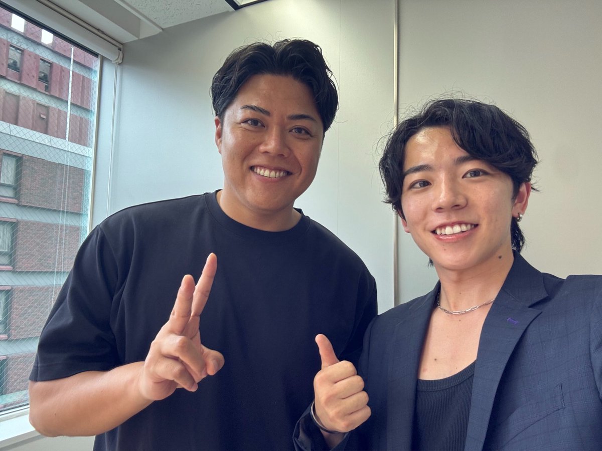 matchingphoto's tweet photo. 芦名さんが経営されていた「BVEATS」の破産申請というニュースを見ました。

僕自身、実際にサービスの一つである「セロトニクス」を受講していた一人です。

だからこそ、このサービスが終了してしまったことは本当に残念です。

受講して一番変わったのは、　　　　　　　　　　　　　　　　　　　　
「健康は気合いではなく仕組みで作れる」ということ。

毎週15分のzoom振り返り、日々の報告・報告漏れへのフォロー、そして伴走してくださるコーチの存在。

一人では続かなかった睡眠・運動・食事が、自然と習慣になっていきました。

その結果、

・睡眠時間は平均6時間半を確保
・体重は61kg前後で安定
・日中に眠くならない
・ジャンクフードを欲することが減った
・朝スッと起きられるようになった

そして何より、2025年6月以降はほとんど体調を崩すことなく、写真撮影や恋愛コーチングを続けられています。

今、ベストボディジャパンへの挑戦や、素敵な仲間、彼女との穏やかな日々があるのも、この習慣づくりが土台になっていると感じています。

ニュースだけを見ると様々な意見があると思います。

ですが、私が実際にお会いした芦名さんは、相手を否定せず、どんな話でも受け止めてくださる器の大きな方でした。

また芦名さんが新たな形で挑戦される日を楽しみにしています。

私もそのときに胸を張って再会できるよう自分自身を磨き続けます。