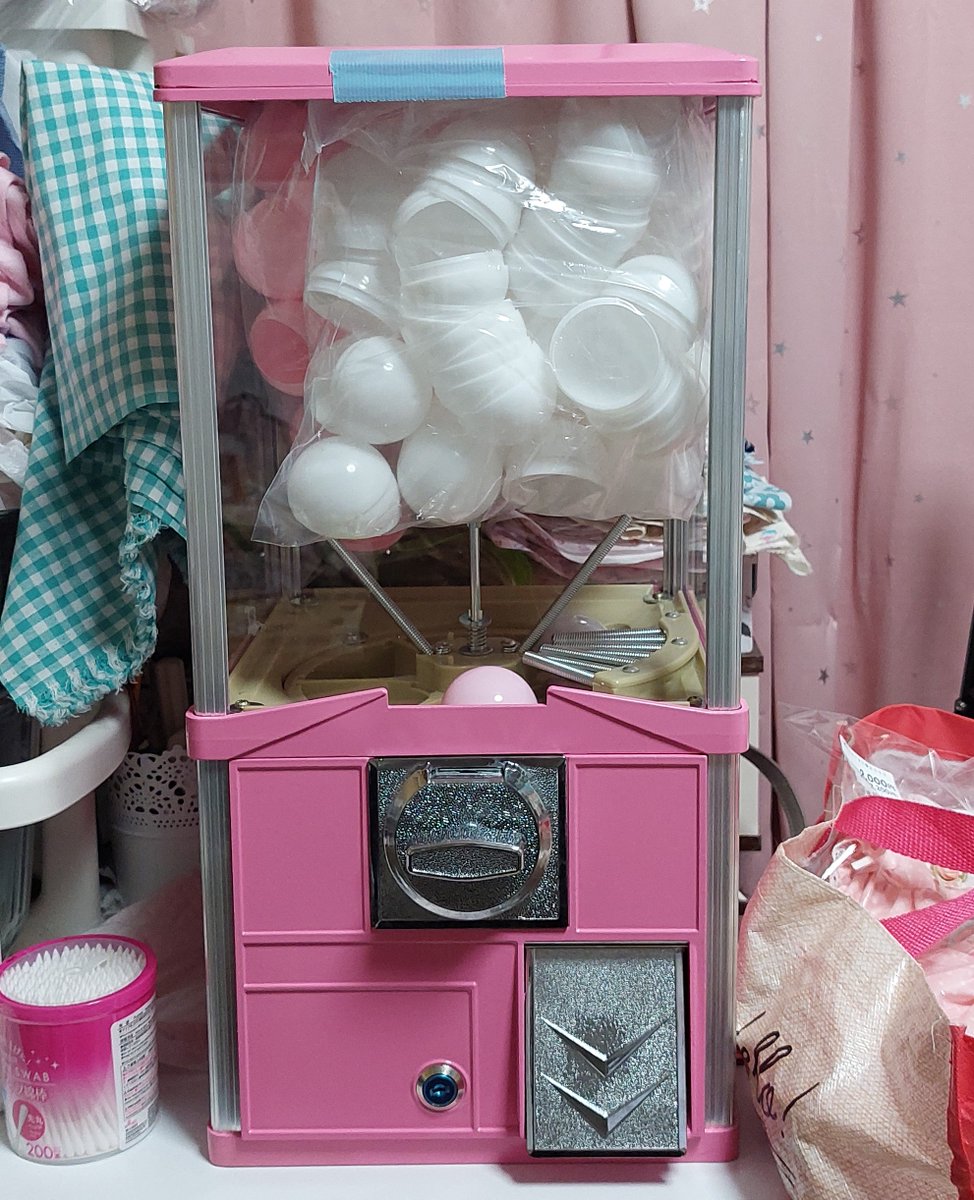 nene_comomo's tweet photo. ガチャガチャ購入！
と ガチャガチャ入ってた段ボールに入るきなこ
きなこを見ているもち

#ガチャガチャ #ネコ #サイベリアン #ノルウェージャン https://t.co/pO5J4Hbvf4