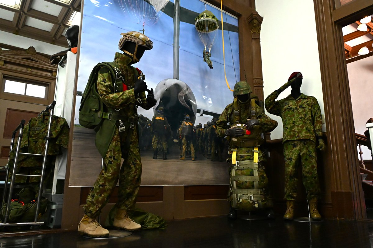 jgsdf_1stAbnB's tweet photo. 【令和８年習志野駐屯地夏まつり②】
#第１空挺団 は、空挺館展示室をリニューアルしました。本リニューアルでは、元空挺隊員である漫画家 板垣恵介先生のご協力により、「刃牙」シリーズの特設展示室を新設しました。また、フォトスポットや空挺降下のＶＲ体験コーナーを設置し、８月１日（土）の駐屯地夏まつりで一般公開します。
#精鋭無比 #Paratrooper #Airborne #グラップラー刃牙 #バキ #範馬刃牙 #ガイア #ジャック・ハンマー #範馬勇次郎