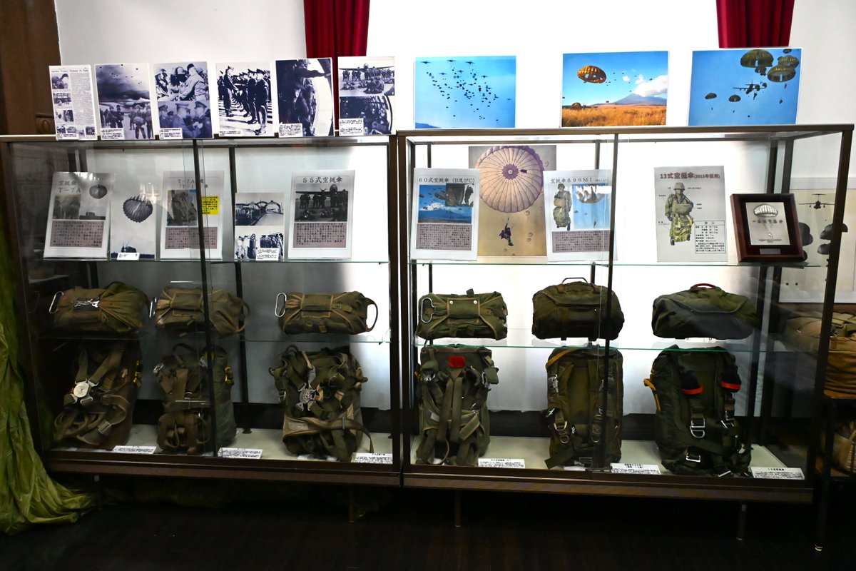 jgsdf_1stAbnB's tweet photo. 【令和８年習志野駐屯地夏まつり②】
#第１空挺団 は、空挺館展示室をリニューアルしました。本リニューアルでは、元空挺隊員である漫画家 板垣恵介先生のご協力により、「刃牙」シリーズの特設展示室を新設しました。また、フォトスポットや空挺降下のＶＲ体験コーナーを設置し、８月１日（土）の駐屯地夏まつりで一般公開します。
#精鋭無比 #Paratrooper #Airborne #グラップラー刃牙 #バキ #範馬刃牙 #ガイア #ジャック・ハンマー #範馬勇次郎