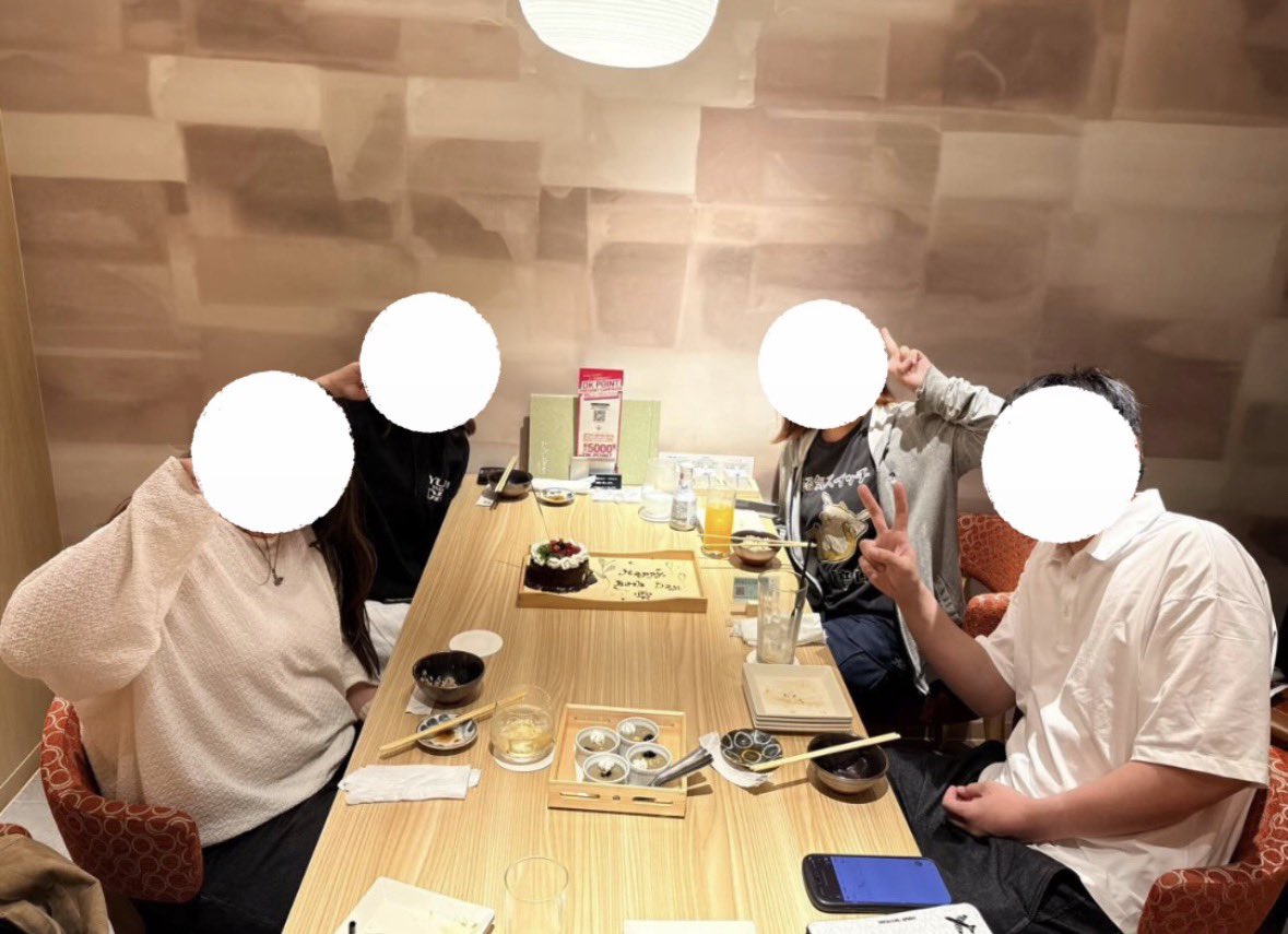 soa_119's tweet photo. 仕事終わりの私と彼氏、DIVA終わりのマブ2人と打ち上げ行きました！皆道民だけどきっかけないと会えない距離だから集まれて嬉しかった〜！そして、ちょっと早い誕生日サプライズも成功！！時間過ぎるの早すぎて話足りなかったうちらならいつまでも語れるぞ？？笑笑 https://t.co/WbbhaVbHNp