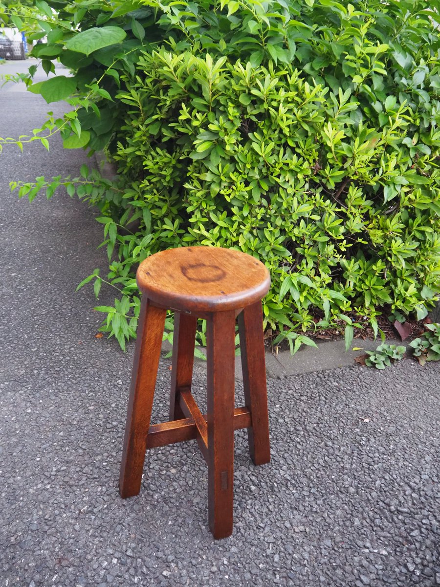 antiqueYAMAMOTO's tweet photo. 【人気の丸椅子のご紹介💺】
1枚目
人気の楢材アンティーク丸椅子　￥11,000(税込)
2枚目
白い鉄脚が特徴的な鉄脚松材アンティーク丸椅子　￥7,980(税込)
3枚目
モンステラのモチーフが施されたアジア家具丸スツール🌴￥3,380(税込)
お気軽にお問い合わせください🌞
#アンティーク山本商店 #山本商店 https://t.co/4PKX14sWII