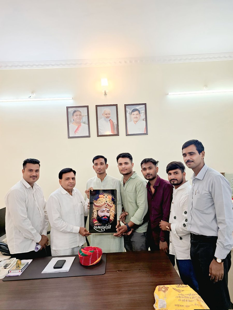cskjingar's tweet photo. आज भोपाल प्रवास के दौरान आदरणीय @JagdishDevdaBJP जी, उपमुख्यमंत्री, से उनके भोपाल स्थित निवास पर शिष्टाचार भेंट करने का सौभाग्य प्राप्त हुआ इस अवसर पर उन्हें पुष्पगुच्छ,बाबा रामदेव जी कि  तस्वीर एवं फलोदी के प्रसिद्ध गाल के लड्डू भेंट कर जन्मदिवस की हार्दिक शुभकामनाएँ  प्रेषित https://t.co/xlSsKVEcz2