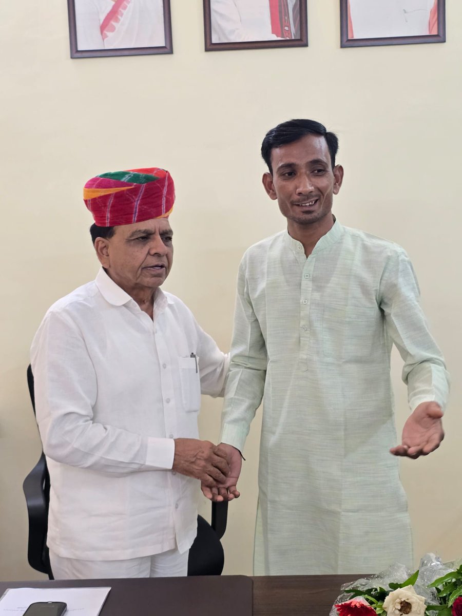 cskjingar's tweet photo. आज भोपाल प्रवास के दौरान आदरणीय @JagdishDevdaBJP जी, उपमुख्यमंत्री, से उनके भोपाल स्थित निवास पर शिष्टाचार भेंट करने का सौभाग्य प्राप्त हुआ इस अवसर पर उन्हें पुष्पगुच्छ,बाबा रामदेव जी कि  तस्वीर एवं फलोदी के प्रसिद्ध गाल के लड्डू भेंट कर जन्मदिवस की हार्दिक शुभकामनाएँ  प्रेषित https://t.co/xlSsKVEcz2