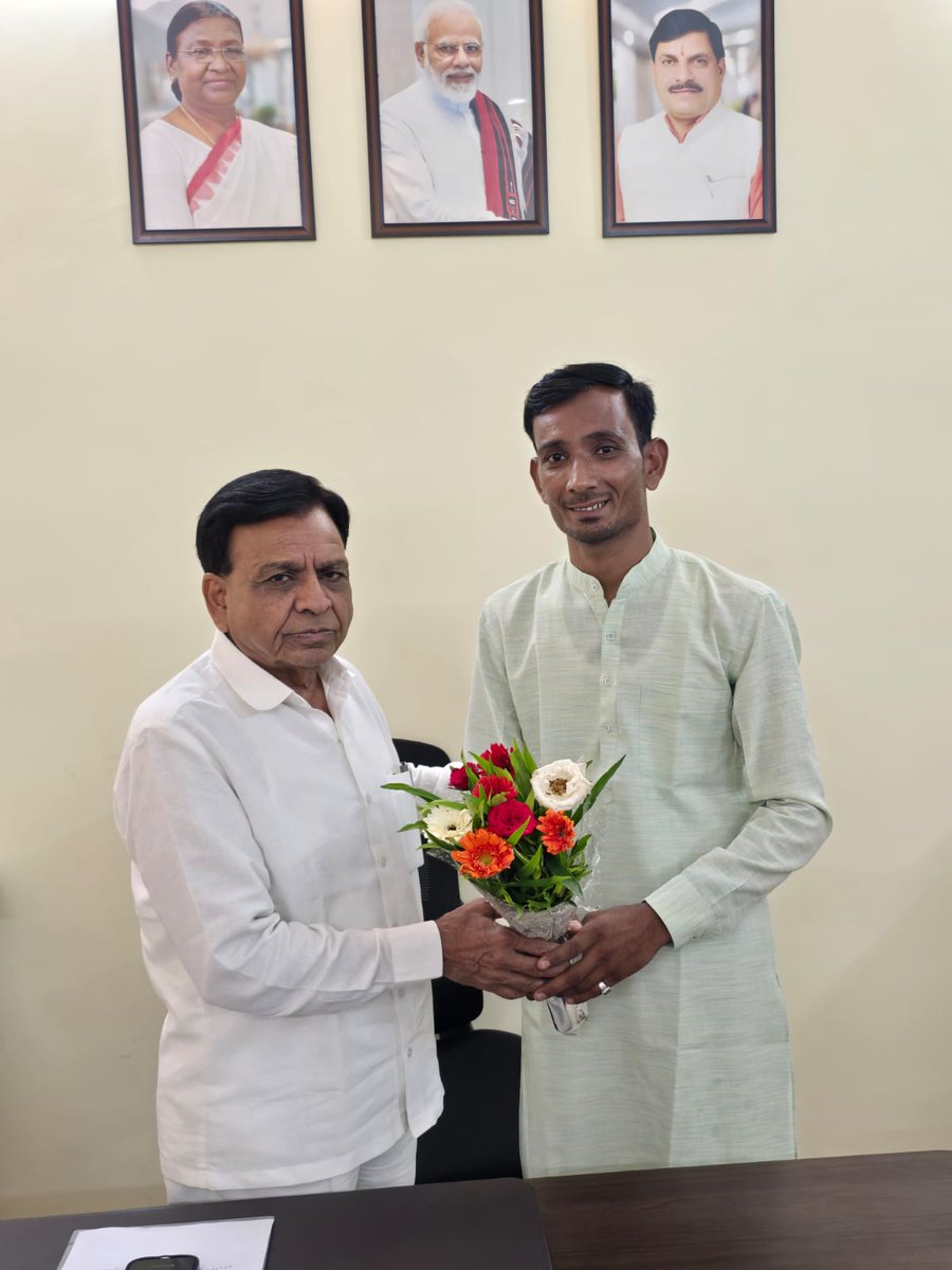 cskjingar's tweet photo. आज भोपाल प्रवास के दौरान आदरणीय @JagdishDevdaBJP जी, उपमुख्यमंत्री, से उनके भोपाल स्थित निवास पर शिष्टाचार भेंट करने का सौभाग्य प्राप्त हुआ इस अवसर पर उन्हें पुष्पगुच्छ,बाबा रामदेव जी कि  तस्वीर एवं फलोदी के प्रसिद्ध गाल के लड्डू भेंट कर जन्मदिवस की हार्दिक शुभकामनाएँ  प्रेषित https://t.co/xlSsKVEcz2