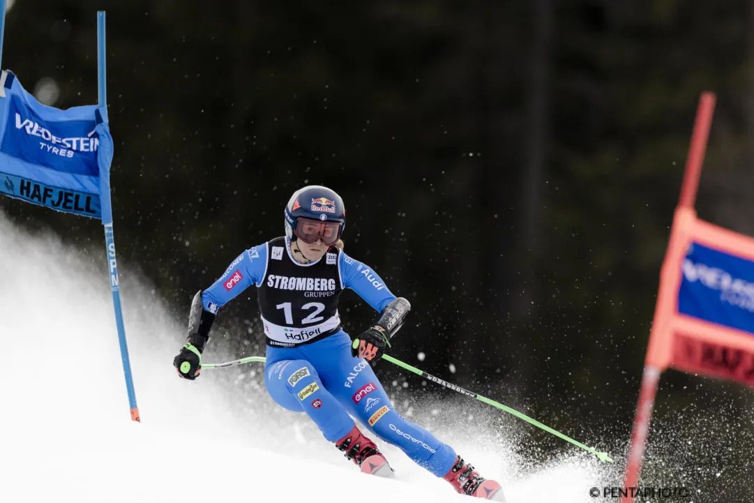 neveitalia's tweet photo. #SciAlpino Ultimo giorno di nuovo col sereno a Les Deux Alpes per una Goggia che lavora sulla tecnica. Ma in discesa... #FISAlpine #AlpineSkiing #3Luglio #scialpinofemminile https://t.co/Q7A02eJQ83 https://t.co/2h9FCy3X9P