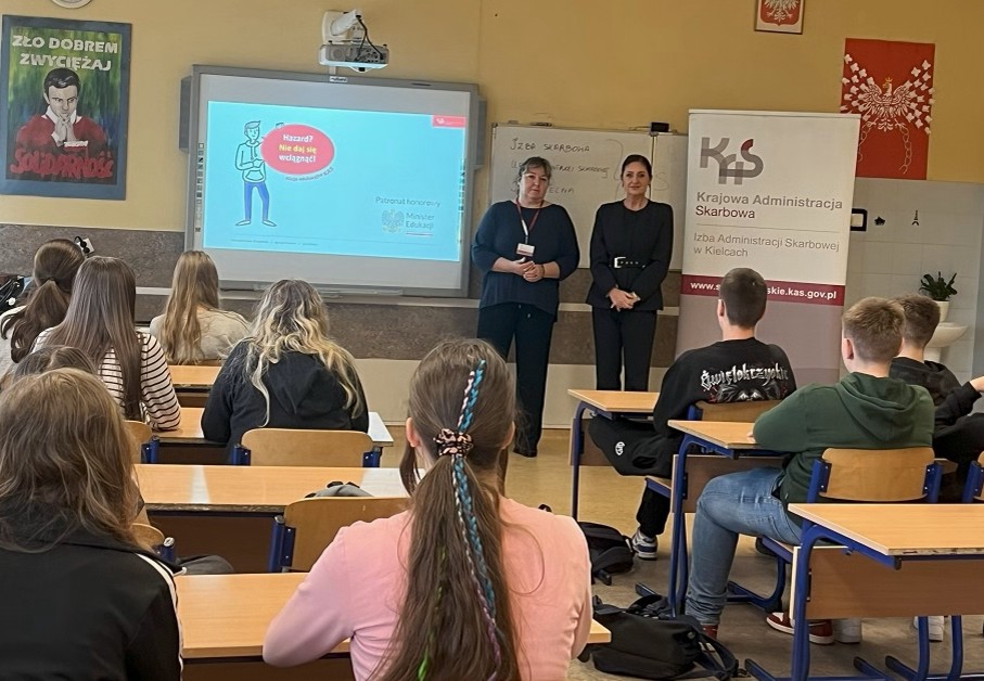 KAS_Kielce_'s tweet photo. Świętokrzyska KAS zakończyła akcję edukacyjną dla szkół 2025/2026 pn. Hazard?, Nie daj się wciągnąć!
w 2 kwartale br. przeszkoliliśmy uczniów z 14 klas 7 i 8.
więcej ▶️https://t.co/KTCMVtsdVP https://t.co/CgPCgTudWY