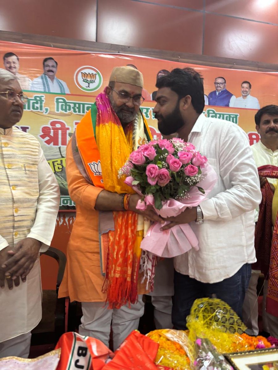 KoraonSocial's tweet photo. आज भारतीय जनता पार्टी, उत्तर प्रदेश के प्रदेश कार्यालय, लखनऊ में भाजपा किसान मोर्चा के नवनियुक्त प्रदेश अध्यक्ष आदरणीय श्री चौधरी देवेंद्र सिंह जी का आत्मीय स्वागत एवं अभिनंदन करने का सौभाग्य प्राप्त हुआ। https://t.co/pNNCjjIzXZ