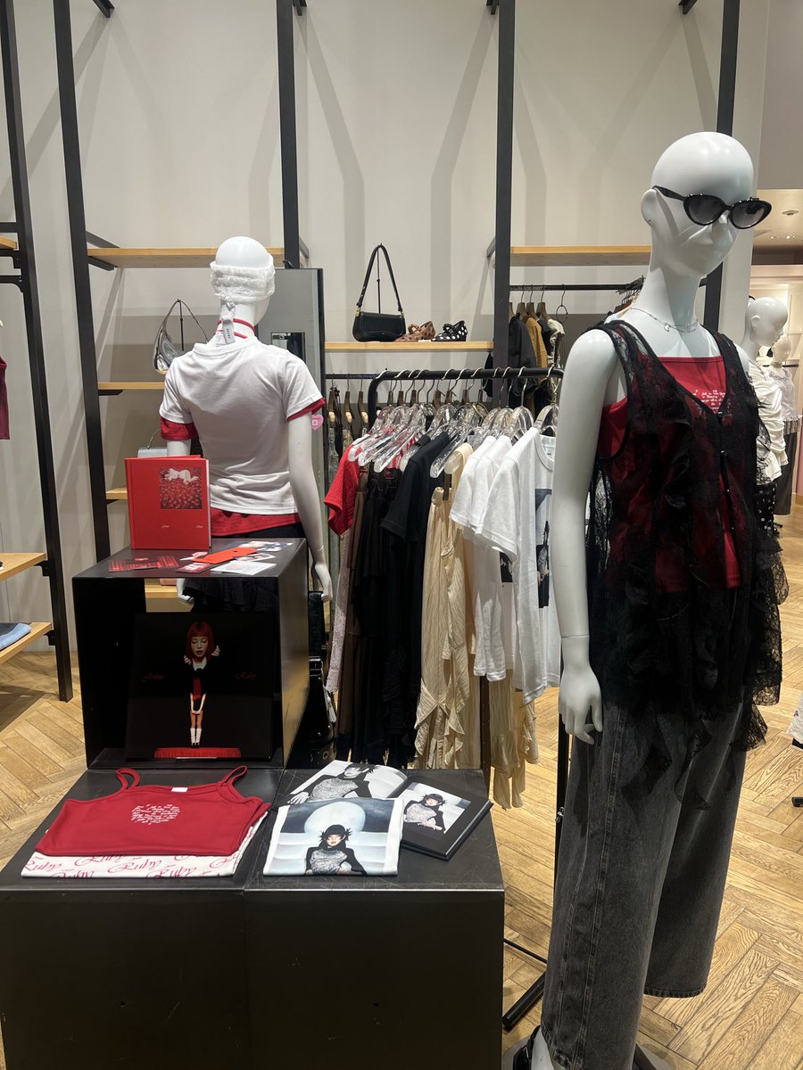 INTSonyMusicJP's tweet photo. 💫🥀#JENNIE × Ray BEAMS🥀💫

Ray BEAMS新宿店頭にてJENNIEコラボアイテムコーナー展開中✨

1stアルバム『Ruby』の世界観を纏ったアパレルたちの、この夏真似したい着こなしもチェック🍒

オンラインでも購入可！
商品一覧ページはこちら🛒
🔗https://t.co/WARKf2POuA

@RayRayRayBEAMS #ジェニー https://t.co/F1BM4WJkRL