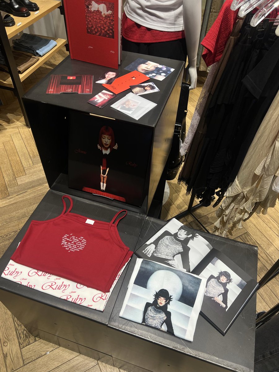 INTSonyMusicJP's tweet photo. 💫🥀#JENNIE × Ray BEAMS🥀💫

Ray BEAMS新宿店頭にてJENNIEコラボアイテムコーナー展開中✨

1stアルバム『Ruby』の世界観を纏ったアパレルたちの、この夏真似したい着こなしもチェック🍒

オンラインでも購入可！
商品一覧ページはこちら🛒
🔗https://t.co/WARKf2POuA

@RayRayRayBEAMS #ジェニー https://t.co/F1BM4WJkRL