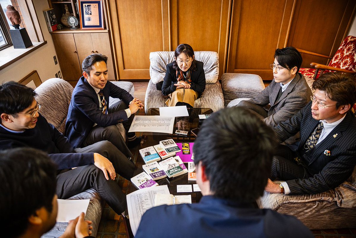 hillslife_'s tweet photo. 推しの「原典」や「背景元ネタ」をじっくり深掘りしたくなったことはありませんか？
ヒルズライフでは2026年3月に、本好きやゲームファンの間で熱い注目を集める「法蔵館文庫」の編集・営業担当者たちにインタビューを行いました。https://t.co/GSCZLOTznv https://t.co/lysQE4xWN9