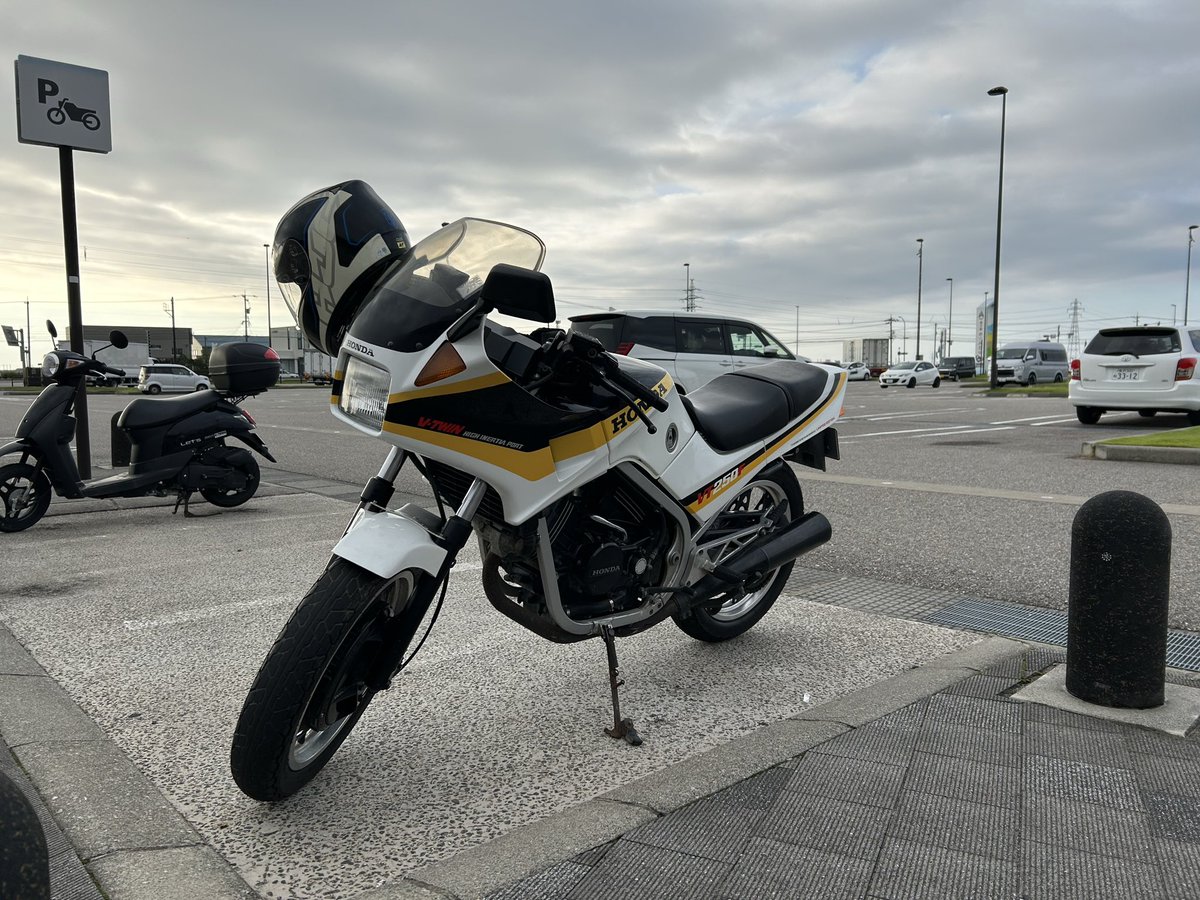 gatapisya's tweet photo. やっぱり旧車はええなー！ https://t.co/sl60BAFCcS
