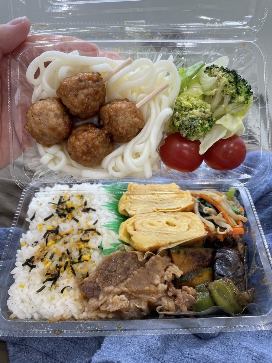 cometrue3104's tweet photo. 今日のお弁当🍱は焼肉弁当です
牛肉と玉ねぎ　かぼちゃ🎃ピーマン🫑ナス🍆を添えて
卵焼き　小松菜🥬にんじん🥕もやしのナムル
ちょっとうどんに冷食のつくね
ブロッコリー🥦トマト🍅
美味しかったーとLINE来ました
＃お弁当 https://t.co/3rdxtHcyhW