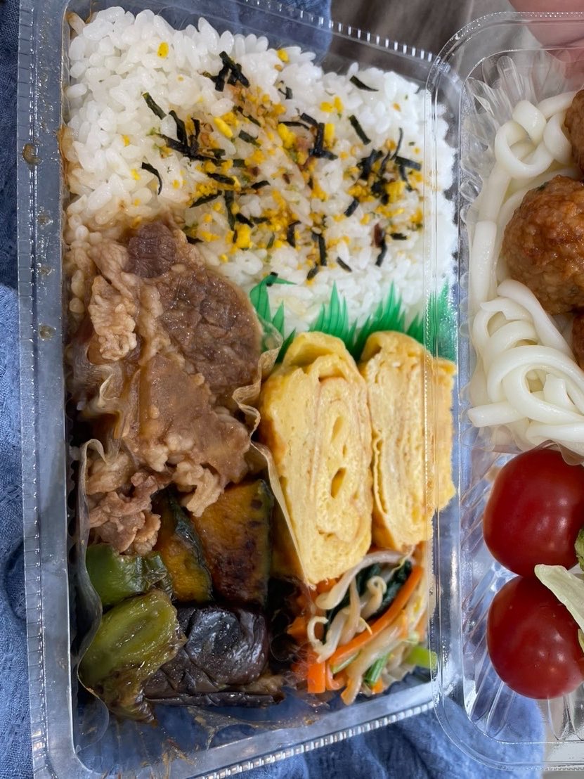 cometrue3104's tweet photo. 今日のお弁当🍱は焼肉弁当です
牛肉と玉ねぎ　かぼちゃ🎃ピーマン🫑ナス🍆を添えて
卵焼き　小松菜🥬にんじん🥕もやしのナムル
ちょっとうどんに冷食のつくね
ブロッコリー🥦トマト🍅
美味しかったーとLINE来ました
＃お弁当 https://t.co/3rdxtHcyhW