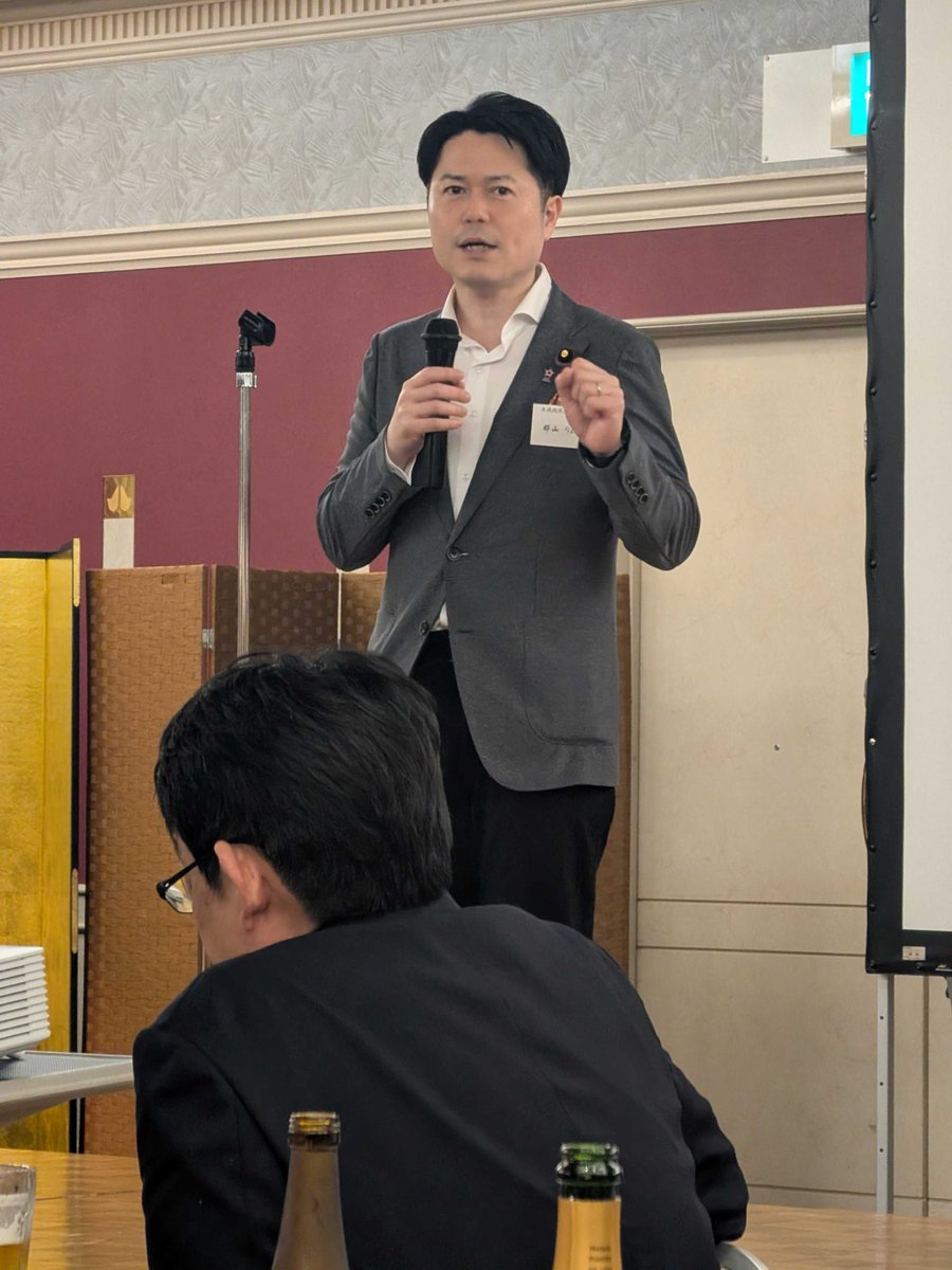 ryo_koriyama's tweet photo. 本日、「京三製作所労働組合80周年記念祝賀会」にて祝辞を述べさせていただきました。

日頃の感謝をお伝えするとともに、国会議員の役割を【信号機】に例え、はたらく皆様の現場の声を国政へ正しく届ける決意表明を。組合のさらなる発展、90年・100年の未来へ心からの期待を寄せます！

#郡山りょう #現場の声ではたらくを変えよう