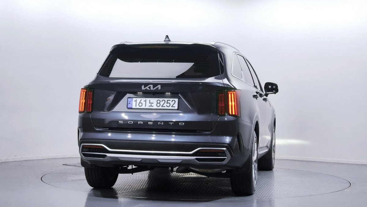 revixaicom's tweet photo. Kia Sorento 2022 | 2.2 Diesel | Noblesse | 7 мест из Кореи в Беларусь
Sorento четвёртого поколения MQ4 представительский семейный SUV с современной платформой и богатым оснащением. Семь мест, просторный салон, актуальный дизайн. И этот экземпляр в комплектации Noblesse, которая в Sorento означает особый акцент на комфорт пассажиров второго ряда.
2022 год, первая регистрация май 2022-го. Пробег 87 130 км за 4+ года. Около 21 тыс. в год . Говорим честно. Но дизель 2.2 D4HE рассчитан на большие пробеги для него это треть пути.
💎 Комплектация Noblesse в чём особенность

Noblesse в Sorento это версия с акцентом на комфорт второго ряда:
💺 Кресла-капитаны второго ряда с увеличенным пространством для ног

🔄 Электрорегулировка наклона спинки и выдвижная подножка
❄️ Вентиляция и обогрев сидений второго ряда
🖥️ 12.3" цифровая приборная панель + 10.25" сенсорный экран с навигацией
📱 Apple CarPlay / Android Auto
🌡️ Трёхзонный климат-контроль
🔥 Обогрев руля
💺 Кожаный салон с электрорегулировкой водительского кресла
🅿️ Система кругового обзора 360°
🔌 Электропривод багажника
🚗 Адаптивный круиз-контроль Stop & Go
🛑 Система экстренного торможения (FCA)
🔔 Мониторинг слепых зон (BSD)
🪟 Панорамная крыша
🔑 Бесключевой доступ и кнопка старта
💡 Полностью светодиодная оптика
Двигатель и техника
Под капотом дизель 2.2 D4HE. Обновлённый, надёжный агрегат. Тяговитый с низов, экономичный на трассе.
Дымность 2%. Приемлемый рабочий показатель. Двигатель и коробка-автомат. Утечек нет по всем точкам.

Привод 2WD. Для города и трассы полностью достаточно. Ресурс трансмиссии выше, обслуживание проще.
Кузов и история
Кузов полностью чистый. Все силовые элементы (A, B, C ранг) и внешние панели без замен и ремонта.
Был один страховой случай — автомобиль пострадал на ~820 917 вон (~800 $ тыс. руб.). Небольшая сумма. Важно: виновником не был ни разу. сам получил лёгкий удар. На кузовной структуре следов нет.

Смена владельца 1 раз. Цепочка чистая.
Машина была в аренде . Кузов при этом чистый, механика в порядке.
✅ Итого
📅 2022 год 4-е поколение MQ4
💎 Комплектация Noblesse кресла-капитаны, вентиляция второго ряда

📍 87 130 км активный пробег, цена ниже рынка
🛡️ Чистый кузов без аварий и ремонтов
✅ Виновником в ДТП не был ни разу
🔩 Дизель 2.2 D4HE надёжный, течей нет
👨‍👩‍👧‍👦 7 мест три полноценных ряда
📦 Цена полностью под ключ 27 222
Авто в Корее + доставка + таможня + оформление. Никаких доплат по факту.
https://t.co/6bYZF8dROQ