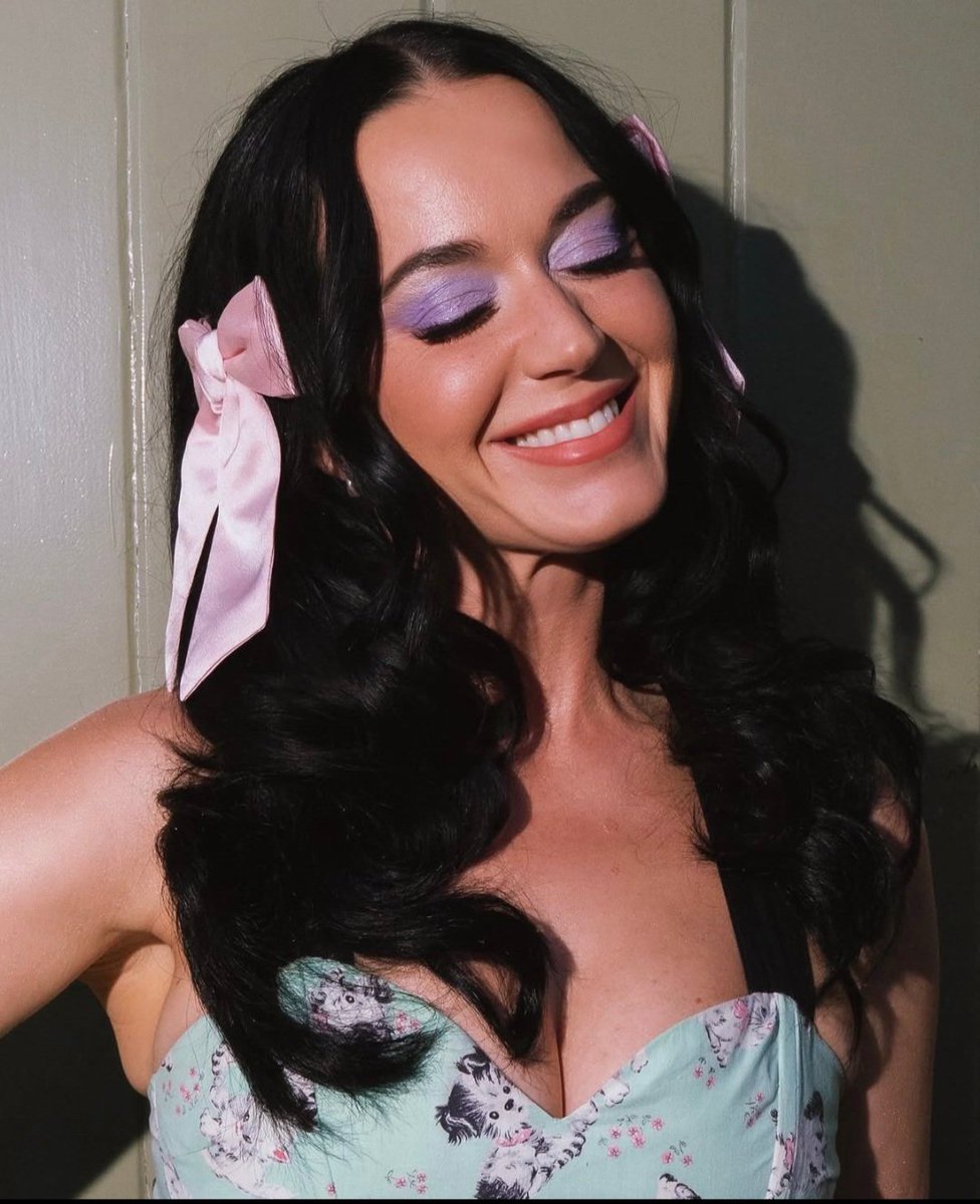 prismsperry's tweet photo. Her best festival look so far OMG https://t.co/jyrSspDOkD