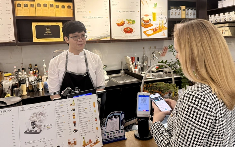 VietNewsGateway's tweet photo. Singaporean visitors can now pay in Vietnam using QR codes

Details: https://t.co/uwgyzl0A6q https://t.co/fQkfpdywBR