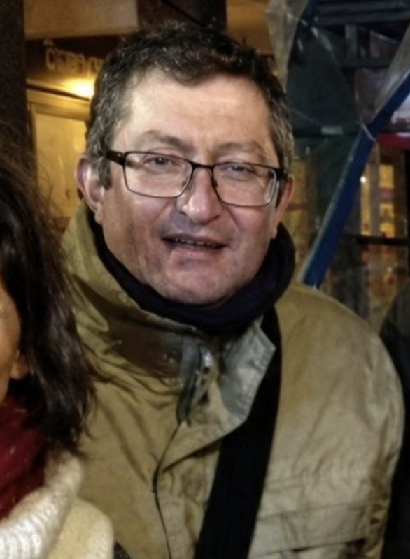Modricio's tweet photo. @MarttaAbellan El peor es su amiguito, el HDLGP que aparece detrás: Xavier Ron, ex-diputado de AGE al que le acaban de meter 9,5 años de cárcel por violar a una niña de 12 años con prácticas sádicas y transmitirle la sífilis. Todo en esta gente es apestoso. Todo. https://t.co/HJZkfC4Yhb