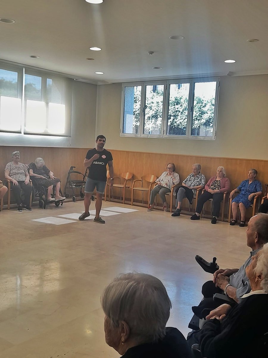 ADEMARLEON's tweet photo. 📢 Hoy nuestro entrenador, Luis Puertas, ha visitado @DomusVi_Es para dirigir una sesión de movilidad, ayudando a las personas mayores 

😎 ¡Da gusto ver tanta energía e ilusión! 

#domusvi #terceraedad #movilidad #leonespaña #ademarleon https://t.co/avLPe8db5F