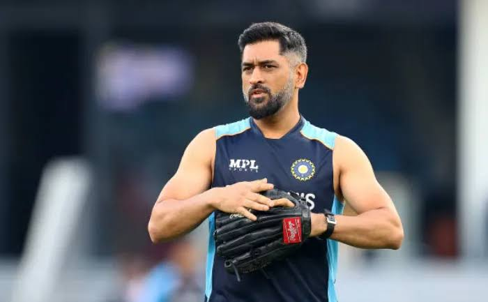 Teamindiacrick's tweet photo. 🚨ANNOUNCEMENT🚨

MS Dhoni is a potential mentor for the Indian team during the 2027 ODI World Cup. https://t.co/ISSlZQEnEd