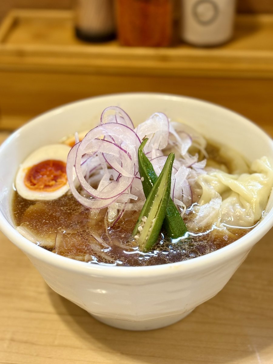runnerDaibar's tweet photo. 「今日までの限定の軍鶏そば🐓 強烈な軍鶏の旨みが炸裂😱💕」

麺屋M／阪東橋

限定⭐️
滋黒軍鶏そば（醤油・麺変更）
味玉、ワンタン

濃いめの醤油が押し寄せ
後から軍鶏の力強い旨みと甘みに感動😋

変更したツルモチ平打ちピロピロ麺は
スープとの絡みがよくめちゃウマ🍜

チャーシューやワンタンも最高だねー❤️

大満足でご馳走さまでした🙏

軍鶏・鴨・昔ながら…は限定ながらレギュラー級の安定感🍜✨
あなたなら、レギュラー化の希望はどれ？　全部かな？

＃麺屋M ＃軍鶏そは ＃醤油ラーメン ＃阪東橋 ＃横浜ラーメン